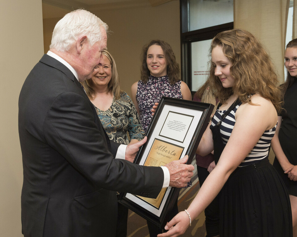 His Excellency Honourable David Johnston, Governor General, receives plaque from our students. Photo credit Sgt Johanie Maheu, Rideau Hall, © OSGG, 2017